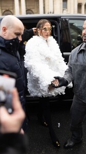 Jennifer-Lopez---Arriving-at-the-Schiaparelli-show-in-Paris-during-fashion-week-15.jpg