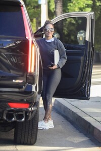Jennifer-Lopez---Arriving-at-the-gym-in-a-leggings-in-Los-Angeles---California-04.jpg