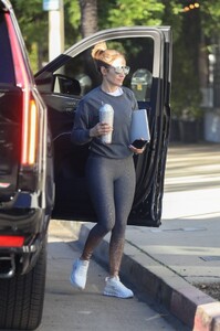 Jennifer-Lopez---Arriving-at-the-gym-in-a-leggings-in-Los-Angeles---California-10.jpg