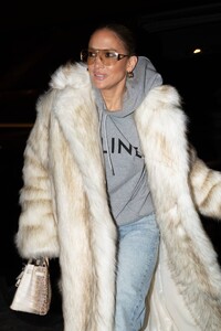 Jennifer-Lopez---Arriving-in-Paris-01.jpg