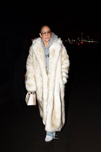 Jennifer-Lopez---Arriving-in-Paris-02.jpg