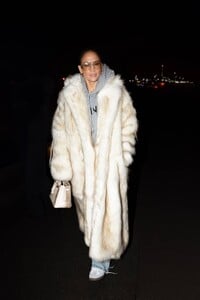 Jennifer-Lopez---Arriving-in-Paris-02.jpg