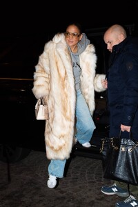 Jennifer-Lopez---Arriving-in-Paris-03.jpg