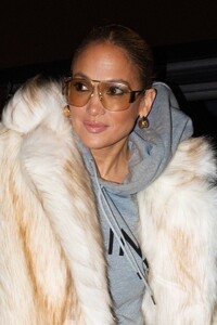 Jennifer-Lopez---Arriving-in-Paris-04.jpg