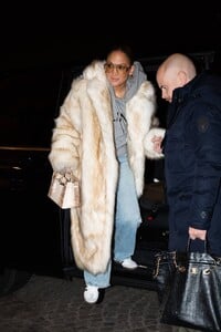 Jennifer-Lopez---Arriving-in-Paris-06.jpg