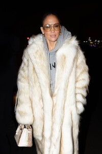 Jennifer-Lopez---Arriving-in-Paris-08.jpg