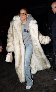 Jennifer-Lopez---Arriving-in-Paris-10.jpg