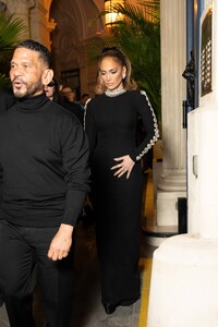 Jennifer-Lopez---Leaving-the-Valentino-Show-in-Paris-06.jpg