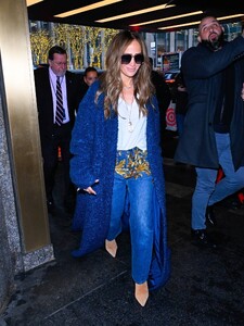 Jennifer-Lopez---Seen-ahead-of-SNL-performance-this-weekend-in-New-York-02.jpg