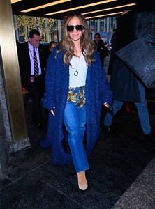 Jennifer-Lopez---Seen-ahead-of-SNL-performance-this-weekend-in-New-York-15.jpg