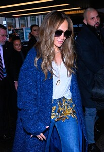 Jennifer-Lopez---Seen-ahead-of-SNL-performance-this-weekend-in-New-York-25.jpg