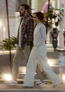 Jennifer-Lopez---With-Ben-Affleck-take-in-a-musical-performance-in-Los-Angeles-14.jpg