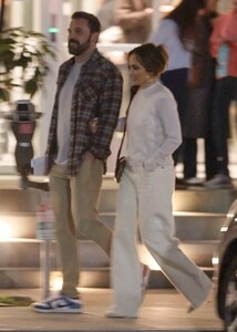 Jennifer-Lopez---With-Ben-Affleck-take-in-a-musical-performance-in-Los-Angeles-21.jpg