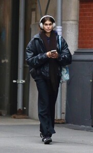 Kaia-Gerber---Enjoying-music-during-a-stroll-around-Manhattan’s-Soho-area-02.jpg