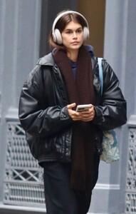 Kaia-Gerber---Enjoying-music-during-a-stroll-around-Manhattan’s-Soho-area-07.jpg