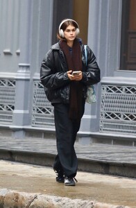 Kaia-Gerber---Enjoying-music-during-a-stroll-around-Manhattan’s-Soho-area-08.jpg