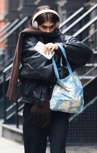 Kaia-Gerber---Enjoying-music-during-a-stroll-around-Manhattan’s-Soho-area-15.jpg