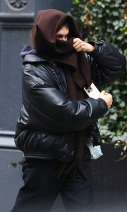 Kaia-Gerber---Enjoying-music-during-a-stroll-around-Manhattan’s-Soho-area-16.jpg