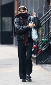 Kaia-Gerber---Enjoying-music-during-a-stroll-around-Manhattan’s-Soho-area-18.jpg