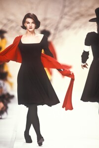 KarlLagerfeld1988WomenFW15.thumb.jpg.959aae22e90662a8d0b26290842ae8f0.jpg