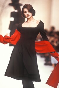 KarlLagerfeld1988WomenFW16.thumb.jpg.67b86b9c42c11087e70e396a08e6a589.jpg