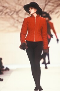 KarlLagerfeld1988WomenFW7.thumb.jpg.b290152eb7548889d845d81fc1d3545c.jpg