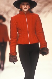 KarlLagerfeld1988WomenFW8.thumb.jpg.37ad587917eeef4ac09befc4d3f42995.jpg