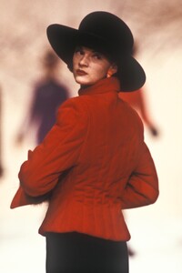 KarlLagerfeld1988WomenFW9.thumb.jpg.581f4ee9bb36ad55176ab2b3dfc7c441.jpg