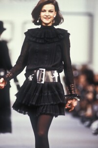 KarlLagerfeld1989WomenRTW1.thumb.jpg.0f4ef62847a6481cc57715005d164a51.jpg