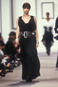 KarlLagerfeld1989WomenRTW133.thumb.jpg.48ac4117787bd8e9726764c0ef87a0d3.jpg