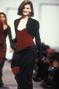 KarlLagerfeld1989WomenRTW2.thumb.jpg.b36bb7a7a269889f6546c3182ebf5a9c.jpg