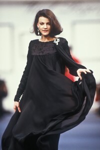 KarlLagerfeld1989WomenRTW3.thumb.jpg.6083ed8f083c31d905e214a2d0890357.jpg