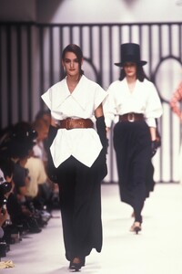 KarlLagerfeld1989WomenRTW51.thumb.jpg.8fba942219837054d6140cc29617cf38.jpg