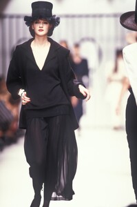 KarlLagerfeld1989WomenRTW54.thumb.jpg.453235ec890b2e6b3c3598ea66936ec5.jpg