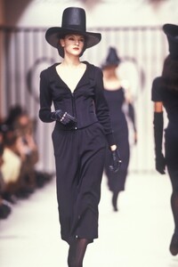 KarlLagerfeld1989WomenRTW60.thumb.jpg.6ac7b8e37aef9a8d47b72c6c1a21461a.jpg