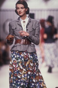 KarlLagerfeld1989WomenRTW64.thumb.jpg.dc16d462c7fb0c37e93bb8f0206b214b.jpg