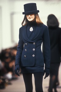 KarlLagerfeld1989WomenRTW66.thumb.jpg.3b621c168378a5c4127d6ff2ced0ba80.jpg