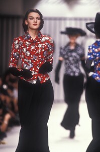 KarlLagerfeld1989WomenRTW70.thumb.jpg.862ba6e00a31f0764ac79c5fdefefc1b.jpg