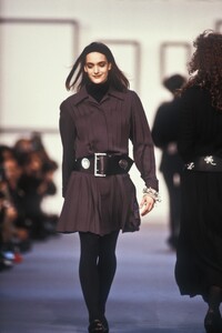 KarlLagerfeld1989WomenRTW98.thumb.jpg.779e25a1c2812c117792f003dff7a9ff.jpg