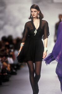 KarlLagerfeld1990WomenRTW68.thumb.jpg.f8439beca61ac3d0c7e335e823ec4a3b.jpg