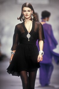 KarlLagerfeld1990WomenRTW69.thumb.jpg.d6f3377217c04c1e8ad7f96bb8b023c6.jpg