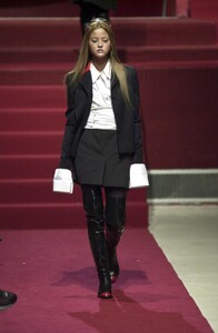 KarlLagerfeld2001WomenFW39.thumb.jpg.bb8bad3f6a0b98983c3763b59f9ddf85.jpg