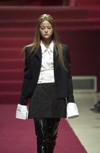 KarlLagerfeld2001WomenFW40.thumb.jpg.f997e4c32d0e0d8db5bd11420b2edaf1.jpg