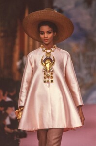 Khadija_Adams_Christian_Lacroix_HC_SS1989_02.jpg