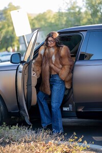 Kylie-Jenner---Seen-as-she-exits-a-Calabasas-office-building-11.jpg