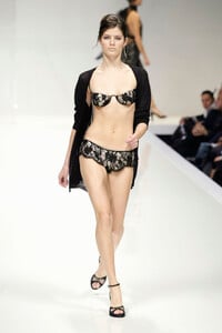 LaPerla2004SS11.thumb.jpg.8ffa87c188546fb81fc40838753905ba.jpg