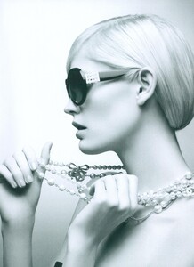 Lagerfeld_Chanel_Eyewear_Spring_Summer_2009_02.thumb.jpg.52fd14964f09a63bc1484c9824923121.jpg