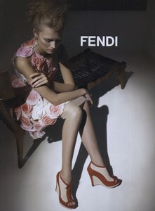 Lagerfeld_Fendi_Spring_Summer_2009_02.thumb.jpg.2e6d90d8771a67d1a11fed5c85bd6e98.jpg