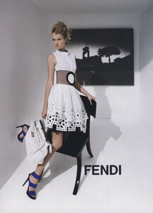 Lagerfeld_Fendi_Spring_Summer_2009_04.thumb.jpg.20a19dd97ab25400e218043e5da9c757.jpg