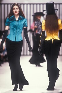 Laura_Lenee_Karl_Lagerfeld_SS1989_02.jpg